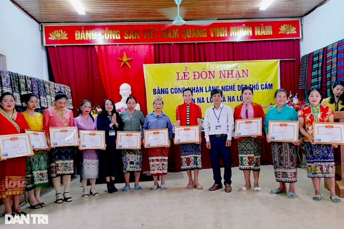 Khởi sắc ở làng nghề dệt ra những sản phẩm đẹp như tranh vẽ - 7 Khởi sắc ở làng nghề dệt ra những sản phẩm đẹp như tranh vẽ - 7