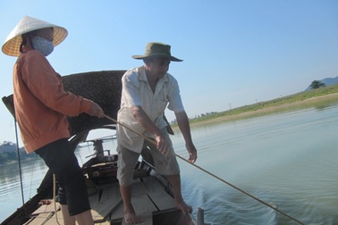 Nghề cào hến trên sông Lam