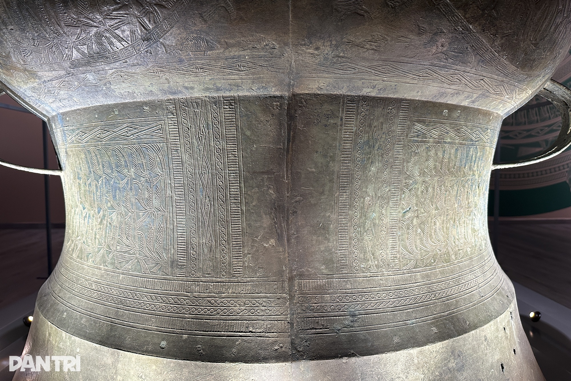 Beundrar den största Dong Son-bronstrumman som någonsin visats upp i Hanoi - 5 Ngắm trống đồng Đông Sơn lớn nhất từ trước đến nay đang trưng bày ở Hà Nội  - 5