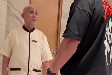 Cụ ông 91 tuổi vẫn làm công việc dọn dẹp vệ sinh