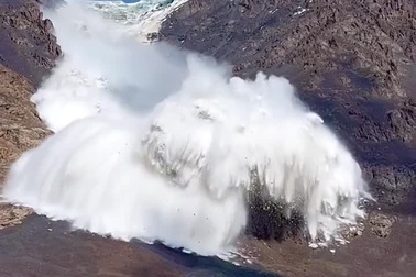 Khoảnh khắc tuyết lở kinh hoàng, bao trùm nhóm du khách đang leo núi