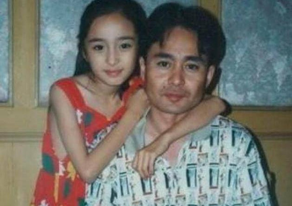 Sốt ảnh Dương Mịch thời thiếu nữ ngồi bên Thành Long... quảng cáo xe máy - 3