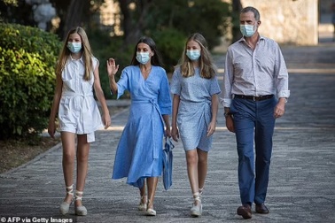 Hai công chúa sở hữu chiều cao vượt trội của Hoàng gia Tây Ban Nha