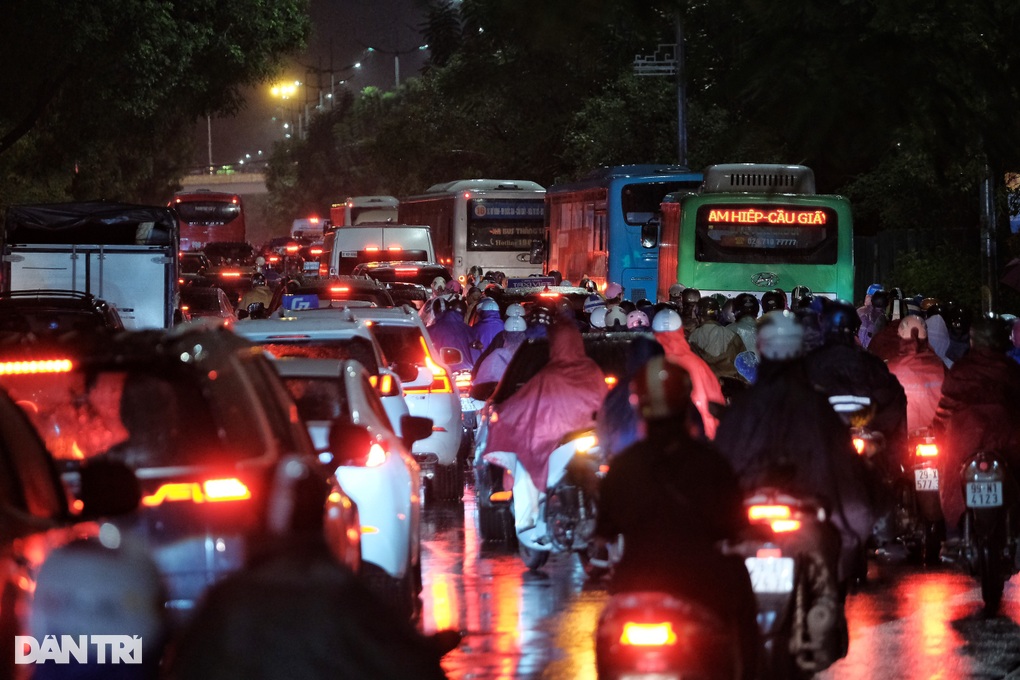 Mưa đúng giờ tan tầm, đường phố Hà Nội tắc không lối thoát - 10 Mưa đúng giờ tan tầm, đường phố Hà Nội tắc không lối thoát - 10
