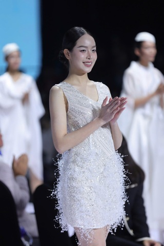 Hoa hậu Thanh Thuỷ làm vedette, khoe chân dài miên man ở tuần lễ thời trang - 7