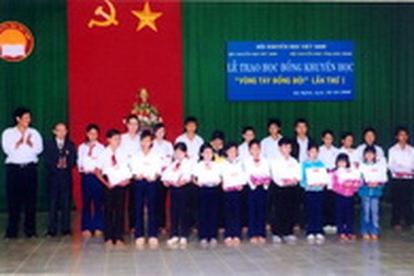 Học bổng Vòng tay đồng đội đến với học sinh Đăk Nông