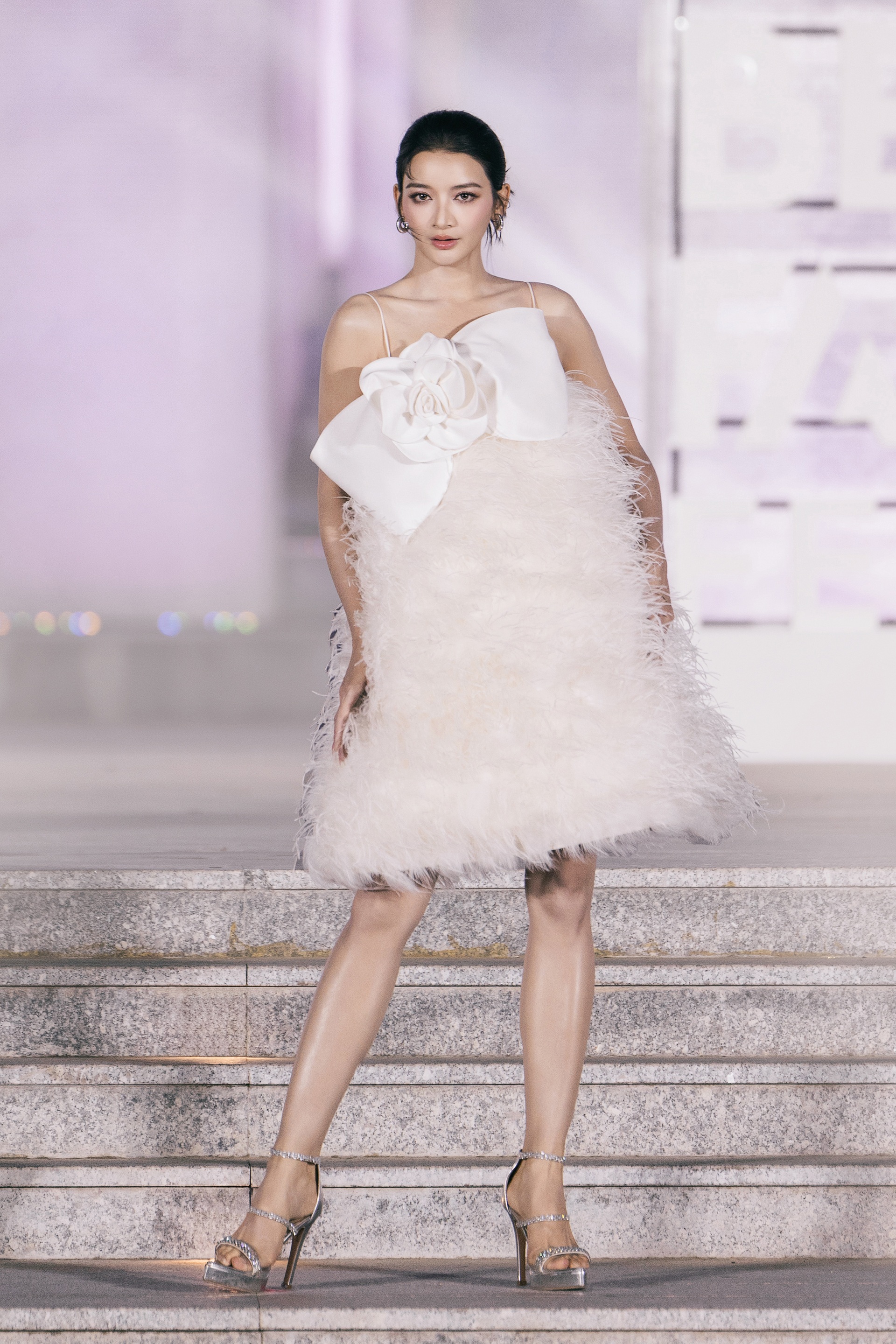 កញ្ញា ឡេ ហ័ងភឿង បង្ហាញស្មាទទេរបស់នាង ក្លាយជាឈុតឆាកនៃកម្មវិធីបង្ហាញម៉ូដ - ៥ Hoa hậu Lê Hoàng Phương khoe vai trần, làm vedette show thời trang - 5