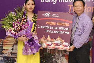 VIC Taxi trao thưởng cho 12 khách hàng may mắn