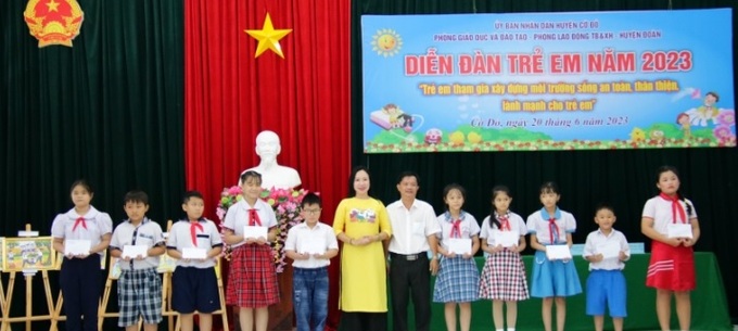 Bà Phan Quỳnh Dao, Phó Giám đốc Sở LĐ-TB&XH TP. Cần Thơ và đại diện Phòng LĐ-TB&XH huyện Cờ Đỏ trao giải hội thi vẽ tranh “Ước mơ của em” cấp huyện.