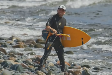 Đi lướt ván, chàng trai nhặt được... nhẫn kim cương giữa biển khơi