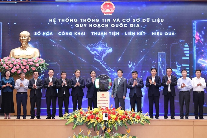 Thủ tướng và các đại biểu bấm nút khai trương Hệ thống thông tin và cơ sở dữ liệu quy hoạch quốc gia - Ảnh: VGP/Nhật Bắc.

