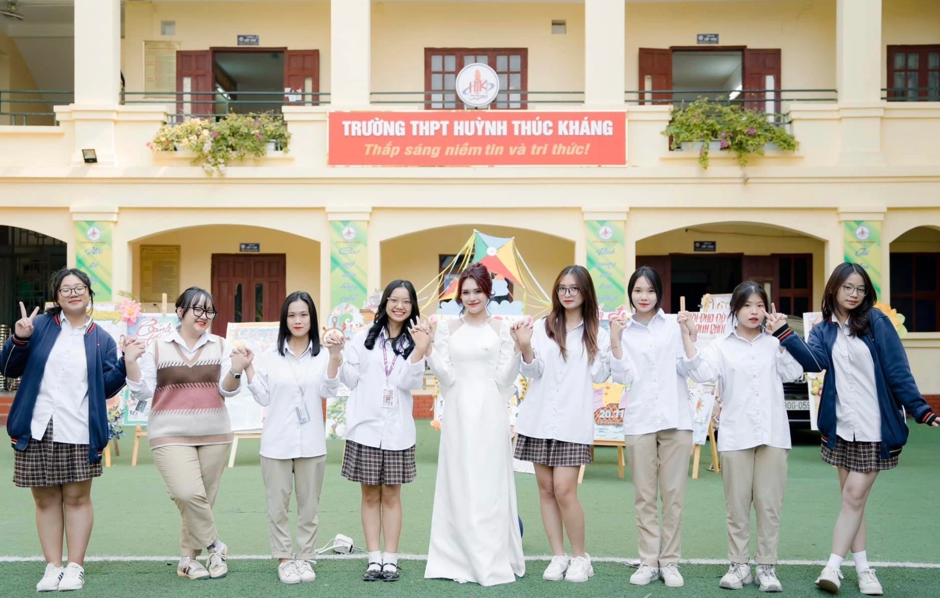 Lágrimas tras la foto de una maestra junto a su padre fallecido - 3 Nước mắt sau bức ảnh nữ thạc sĩ đứng cạnh người cha đã mất - 3