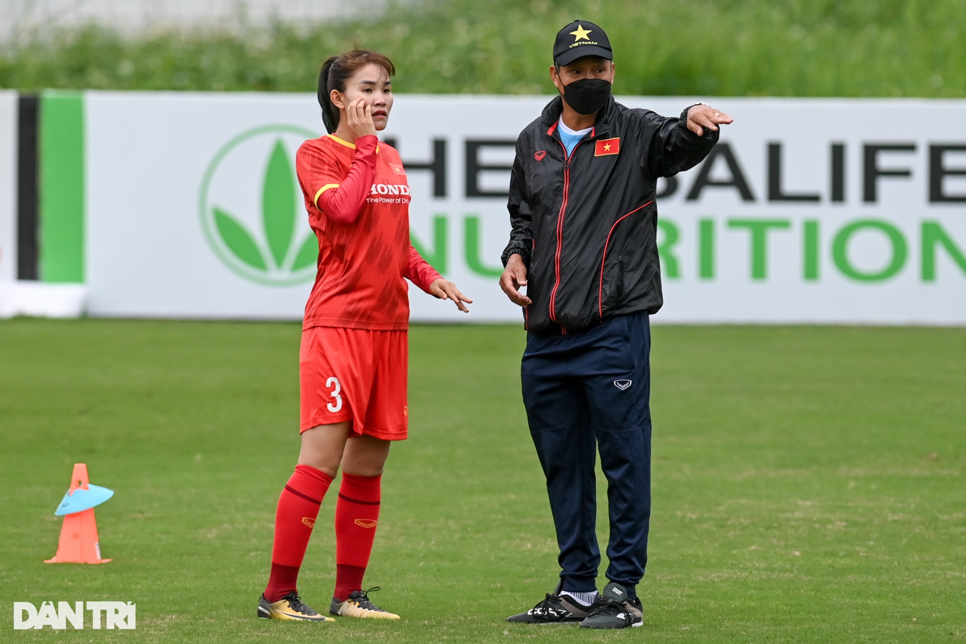 Trung vệ thép Chương Thị Kiều tập riêng ở buổi tập của tuyển nữ Việt Nam - 16