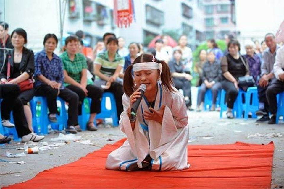 Việc nhẹ lương cao, khóc thuê kiếm hàng trăm triệu mỗi năm - 1 Việc nhẹ lương cao, khóc thuê kiếm hàng trăm triệu mỗi năm - 1