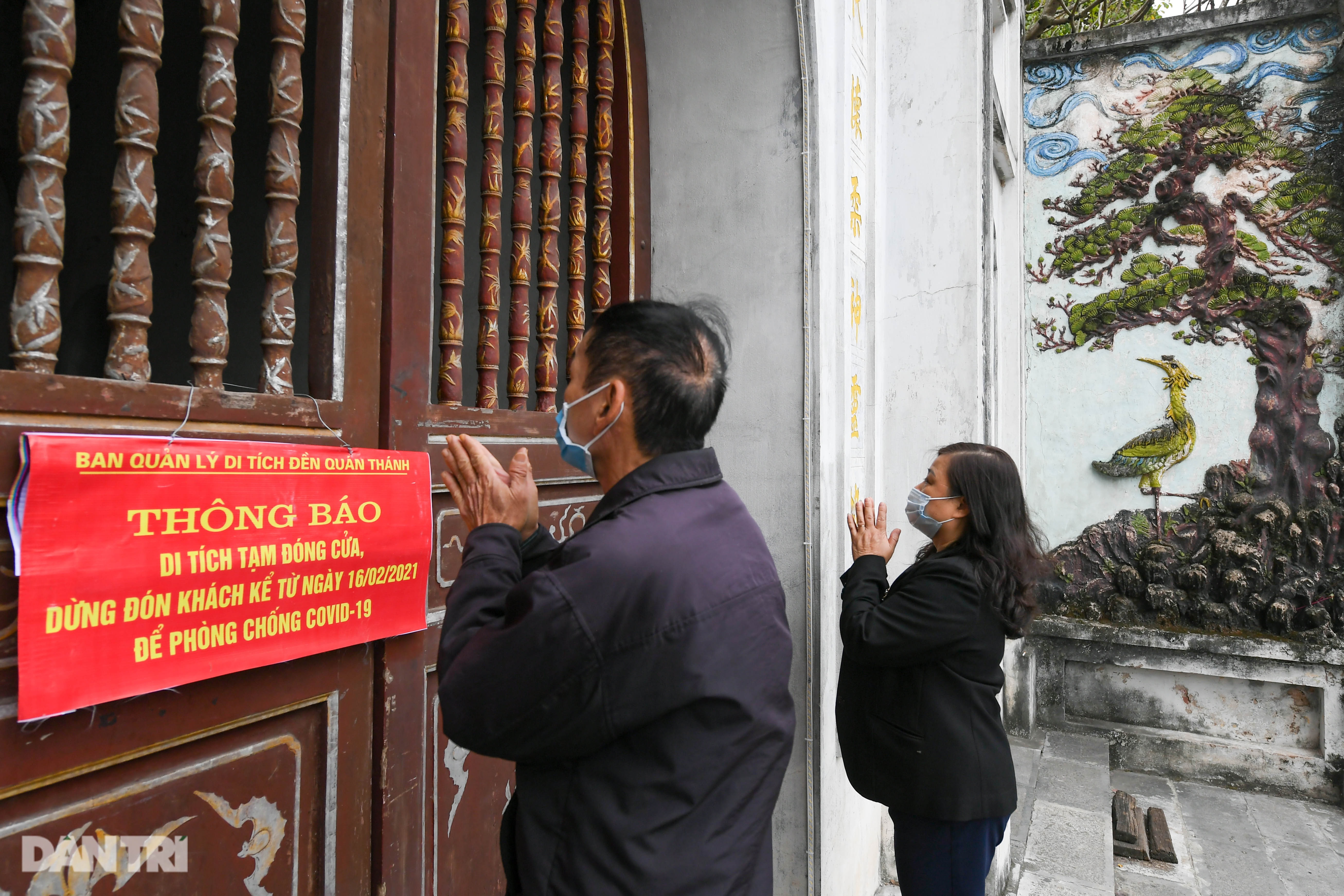 Đền chùa đóng cửa, dân công sở tranh thủ đi lễ vái vọng từ xa - 5 Đền chùa đóng cửa, dân công sở tranh thủ đi lễ vái vọng từ xa - 5