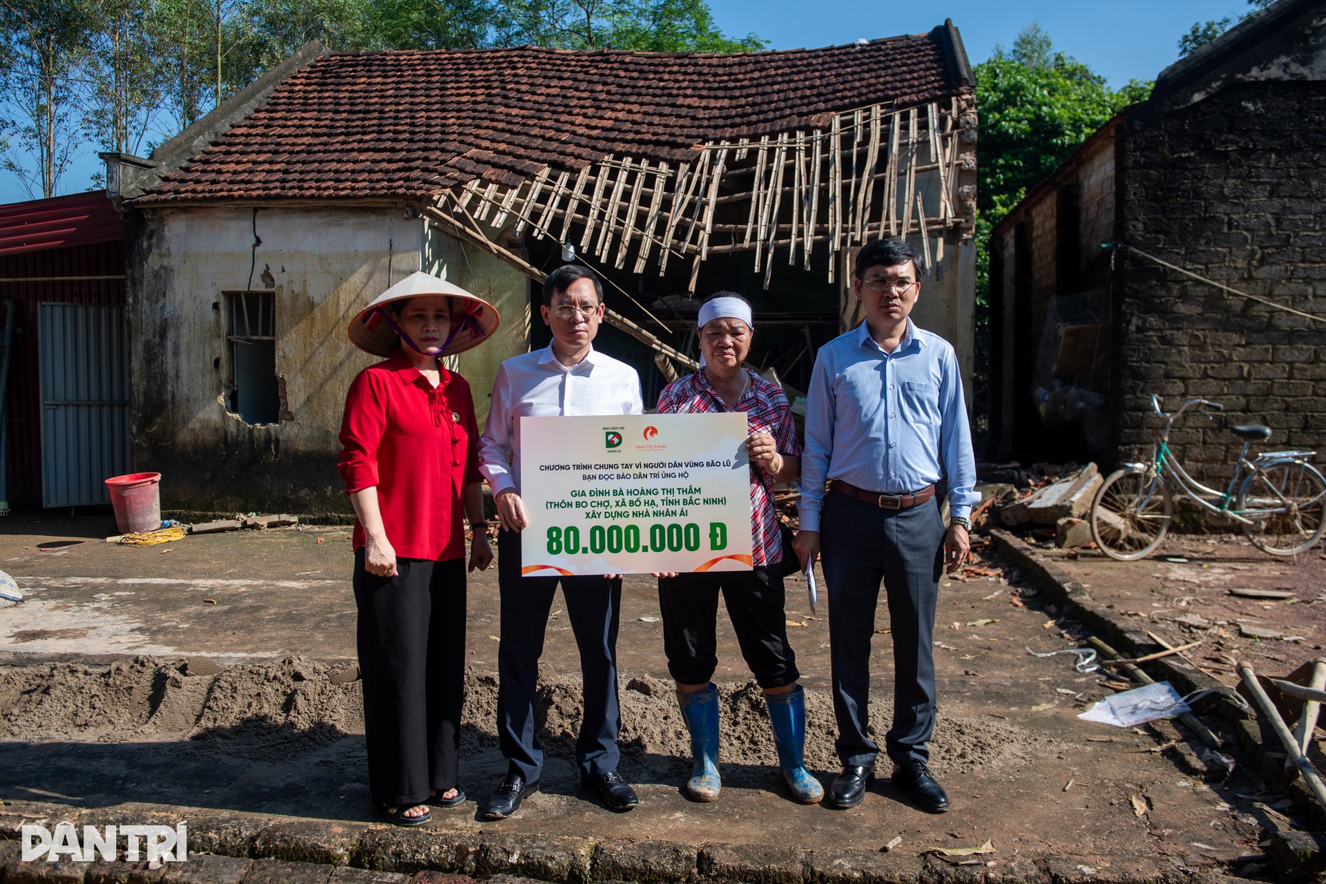 Báo Dân trí trao 200 triệu đồng hỗ trợ người dân vùng lũ tỉnh Bắc Ninh - 5