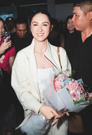 "Mỹ nhân đẹp nhất Philippines" đến Việt Nam, fan quây kín tại sân bay - 1