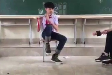 Học sinh lớp 9 thổi sáo "Em gái mưa" réo rắt như rót vào tai