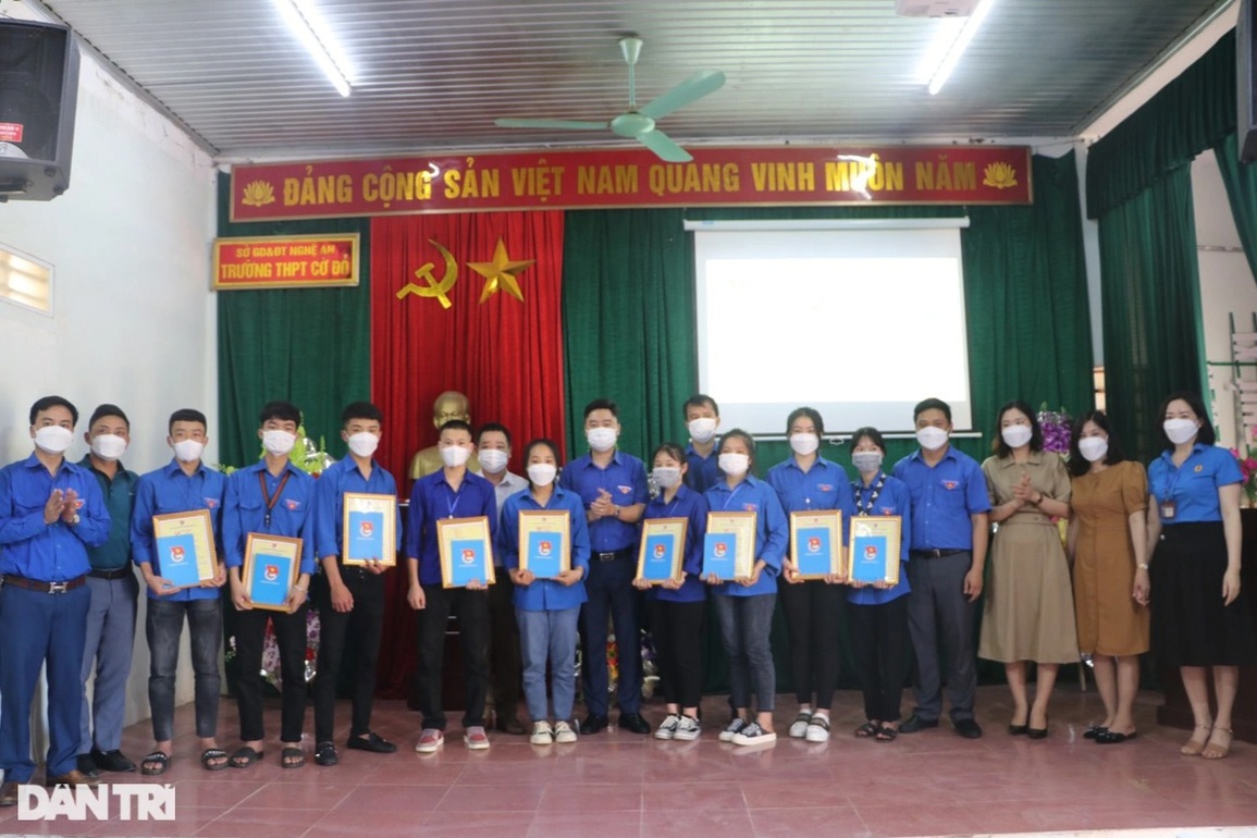 Nữ sinh trường làng đạt giải Nhất tỉnh cuộc thi Tự hào Việt Nam - 5 Nữ sinh trường làng đạt giải Nhất tỉnh cuộc thi Tự hào Việt Nam - 5