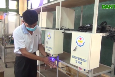 Thầy cô chế tạo máy rửa tay sát khuẩn tự động, tặng cộng đồng chống dịch