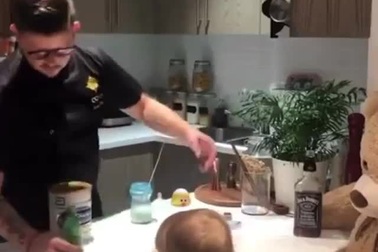 Màn pha sữa chuyên nghiệp cho con của ông bố làm nghề bartender