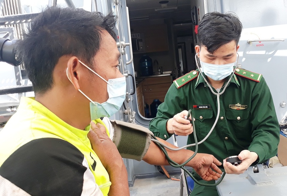 Xuyên đêm, ngược gió mùa Đông Bắc cứu 40 ngư dân trôi dạt ở Hoàng Sa - 3 Xuyên đêm, ngược gió mùa Đông Bắc cứu 40 ngư dân trôi dạt ở Hoàng Sa - 3