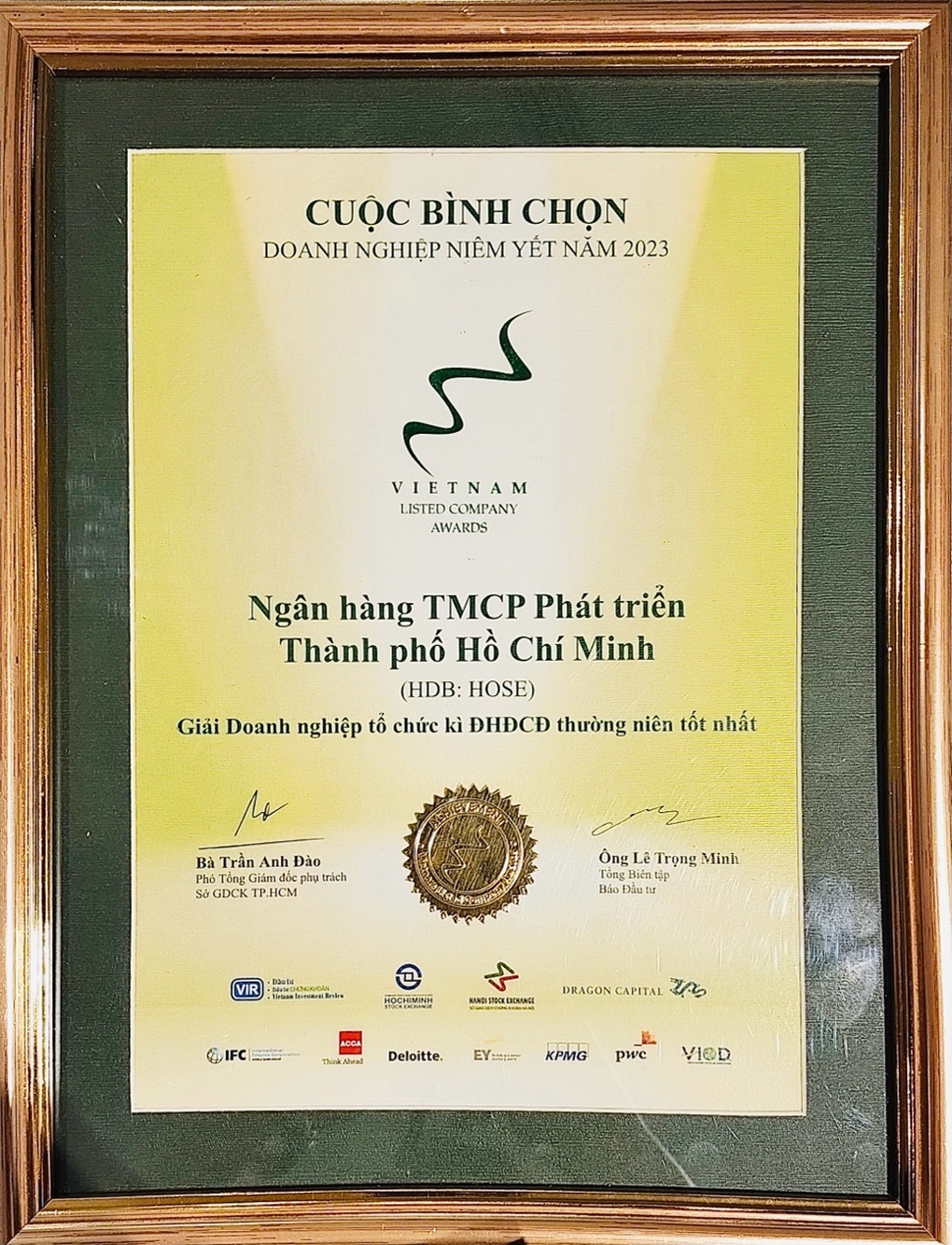 HDBank nhận cúp đúp giải thưởng báo cáo thường niên và tổ chức đại hội cổ đông tốt nhất - 3 HDBank nhận cúp đúp giải thưởng báo cáo thường niên và tổ chức đại hội cổ đông tốt nhất - 3