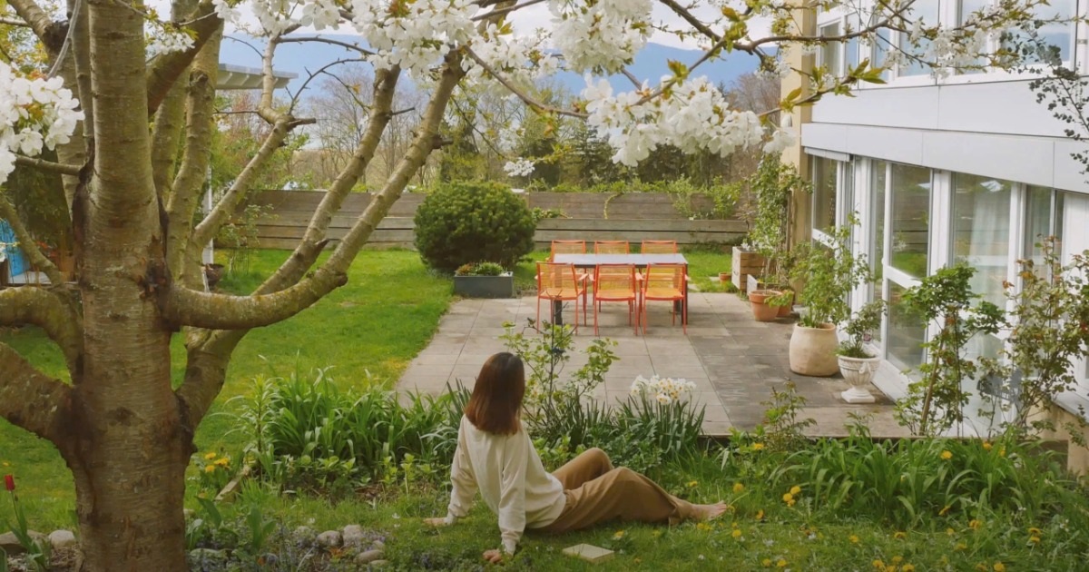 View - Vợ Việt chồng Thụy Sĩ bỏ phố về quê, sống ở nhà vườn 700m2 đẹp như cổ tích | Báo Dân trí