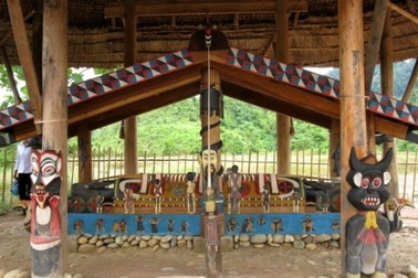 Độc đáo tượng nhà mồ của đồng bào Cơtu