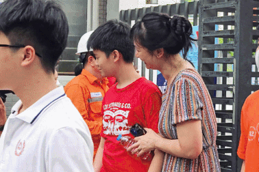 Phụ huynh ôm chầm lấy con, nói lời nghẹn ngào khi con kết thúc môn đầu tiên