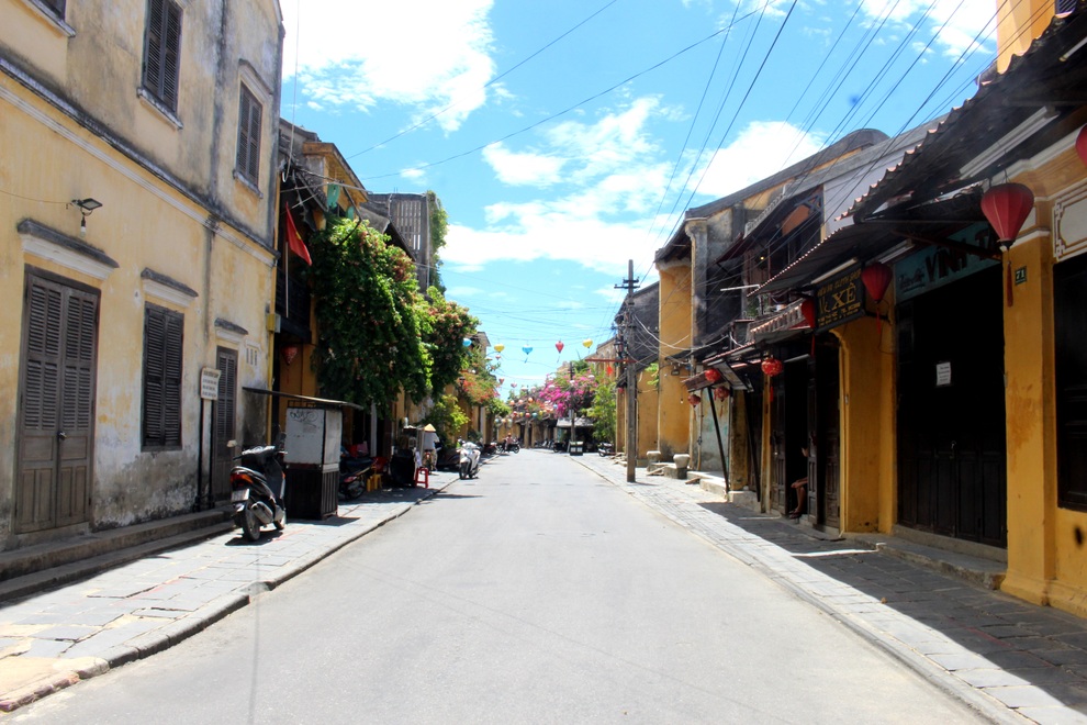 Phố cổ Hội An cửa đóng then cài trong ngày đầu giãn cách xã hội - 5 Phố cổ Hội An cửa đóng then cài trong ngày đầu giãn cách xã hội - 5