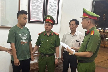 Bắt giữ hai đối tượng khai thác đất rừng trái phép ở Phú Thọ