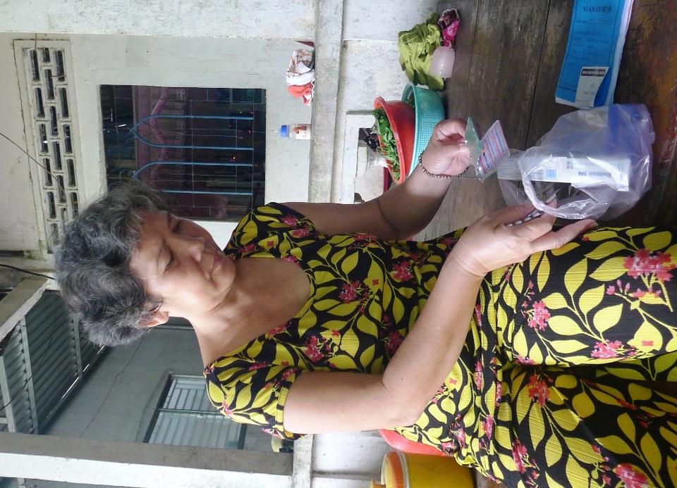 Xót xa cảnh vợ tâm thần lơ ngơ chăm chồng bị tai biến nằm liệt - 3 Xót xa cảnh vợ tâm thần lơ ngơ chăm chồng bị tai biến nằm liệt - 3