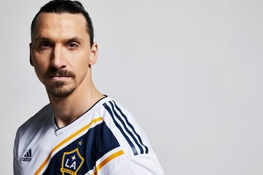 Ibrahimovic mua hẳn một trang báo để… công bố CLB mới