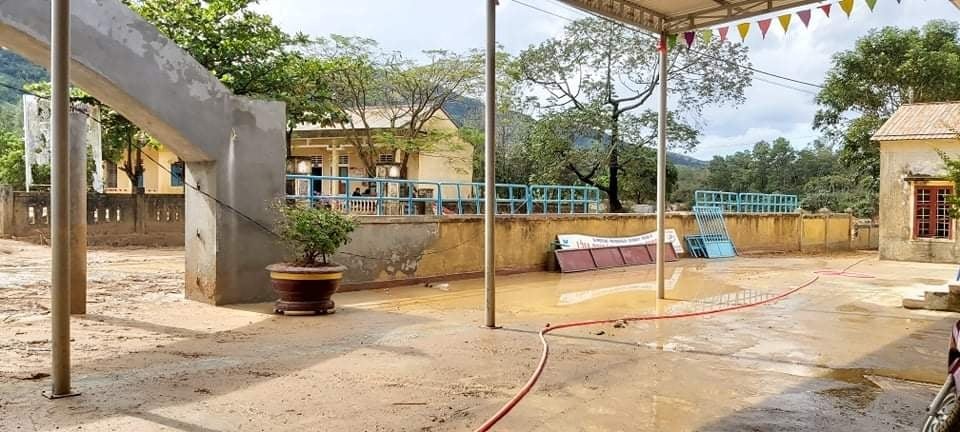 Trường học bị đất vùi lấp, sau một tháng học sinh mới được đến lớp - 5 Trường học bị đất vùi lấp, sau một tháng học sinh mới được đến lớp - 5