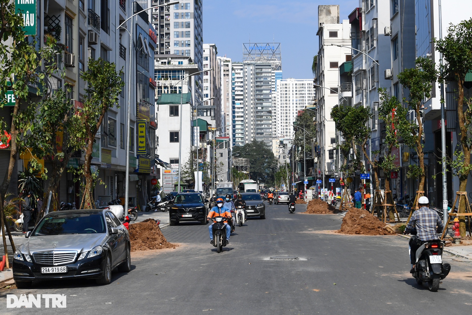 Người dân thủ đô thoát khổ trên đoạn đường 440m cải tạo 4 năm mới về đích - 3 Người dân thủ đô thoát khổ trên đoạn đường 440m cải tạo 4 năm mới về đích - 3