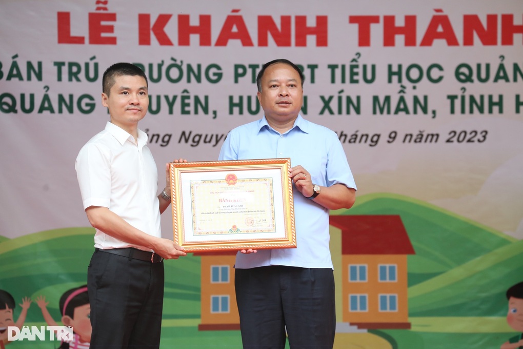 Chủ tịch tỉnh Hà Giang tặng bằng khen báo Dân trí và Tổng biên tập - 1 Chủ tịch tỉnh Hà Giang tặng bằng khen báo Dân trí và Tổng biên tập - 1