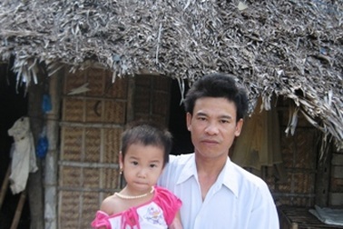 Quà nhân ái tiếp tục đến với gia đình 2 bố con bị bỏng nặng 