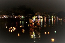 Du khách thả hoa đăng cầu bình an đêm Nguyên tiêu tại Hội An