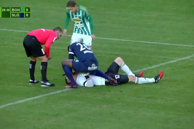 Cầu thủ đứt gân tay vì cố cứu sống đối thủ