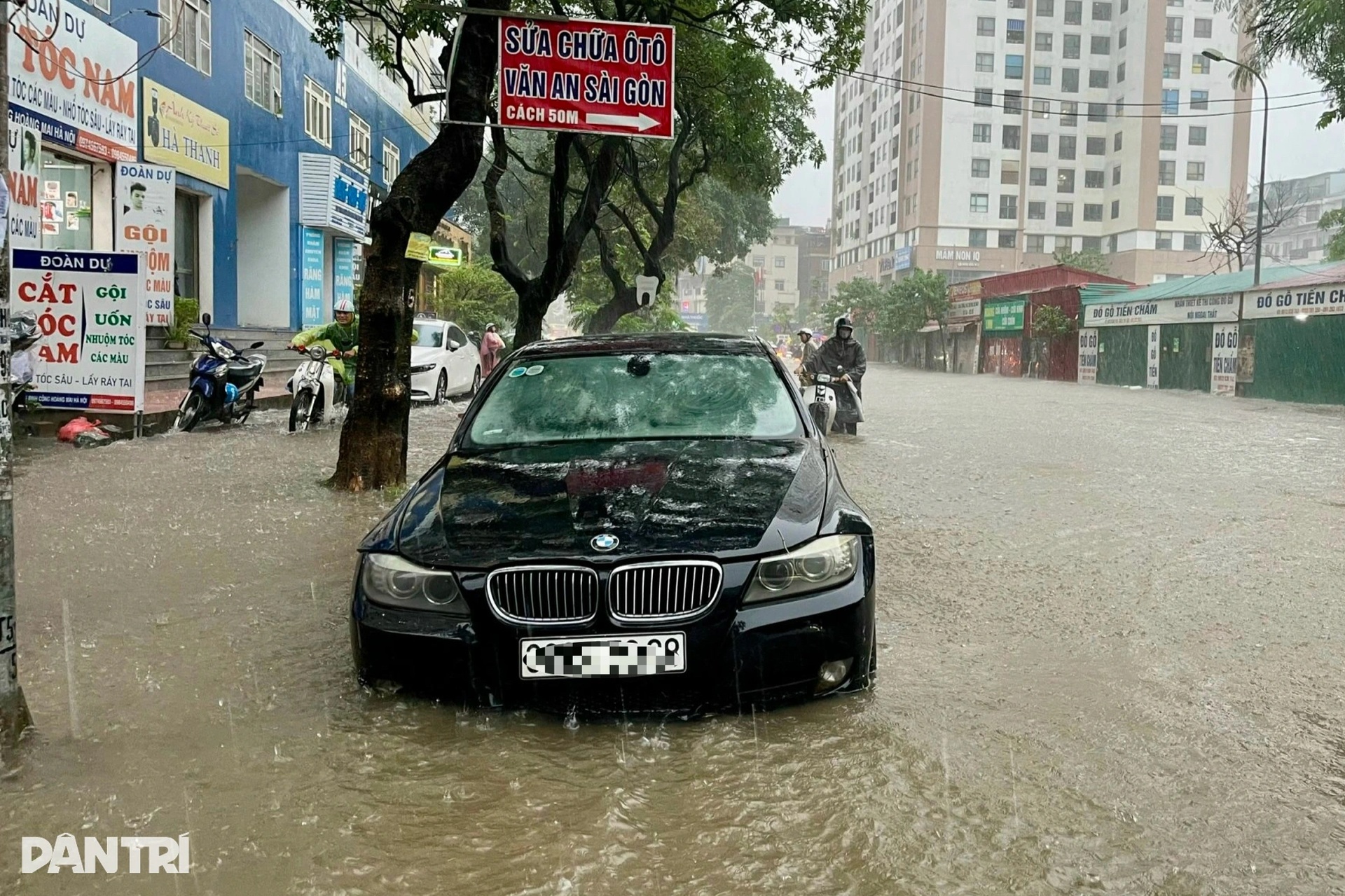 Hàng loạt xe sang bơi trong biển nước ngập ở Hà Nội - 9 Hàng loạt xe sang bơi trong biển nước ngập ở Hà Nội - 9