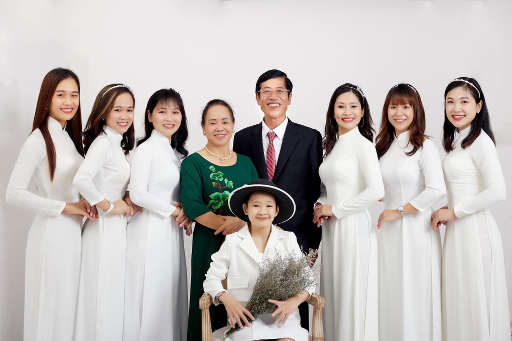 Gia đình ở Bình Phước sinh 7 con gái, mỗi lần đi ăn chơi là bao cả quán - 1 Gia đình ở Bình Phước sinh 7 con gái, mỗi lần đi ăn chơi là bao cả quán - 1