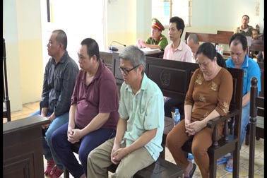 Tiêu thụ USD giả không được, đi trình báo và đầu thú