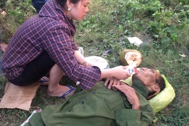 Cứu cụ ông ngất xỉu bên đường vì đói