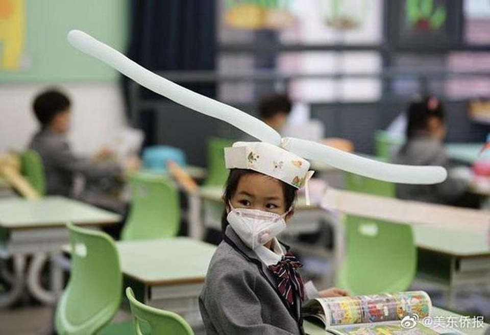 Trung Quốc: Mũ 1 mét giúp học sinh giữ khoảng cách an toàn với bạn - 3 Trung Quốc: Mũ 1 mét giúp học sinh giữ khoảng cách an toàn với bạn - 3