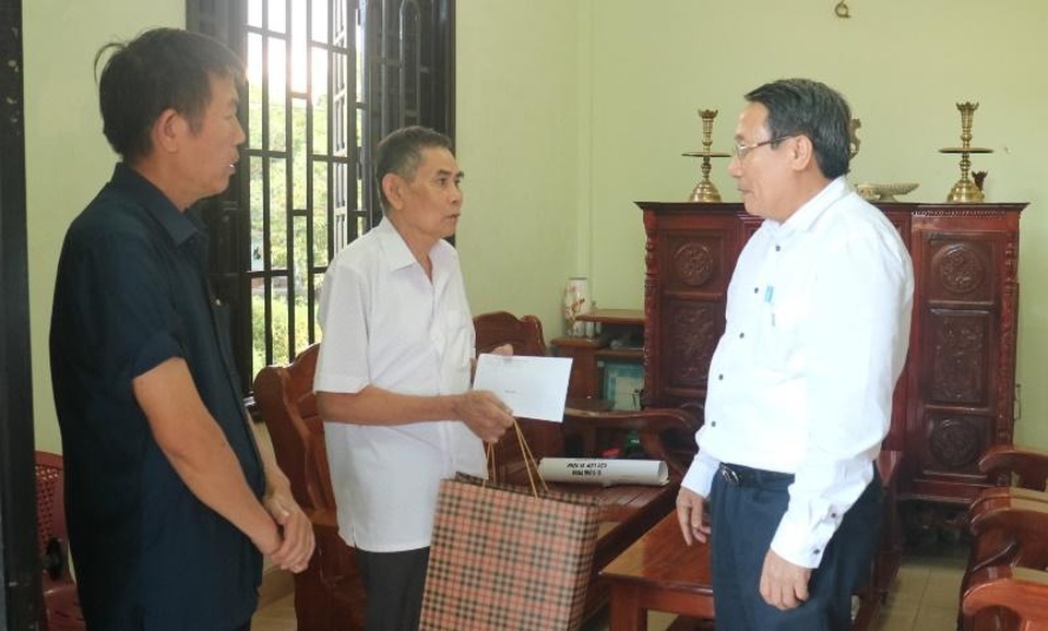 Hàng ngàn suất quà tặng đối tượng chính sách, thương binh, liệt sĩ - 1 Hàng ngàn suất quà tặng đối tượng chính sách, thương binh, liệt sĩ - 1