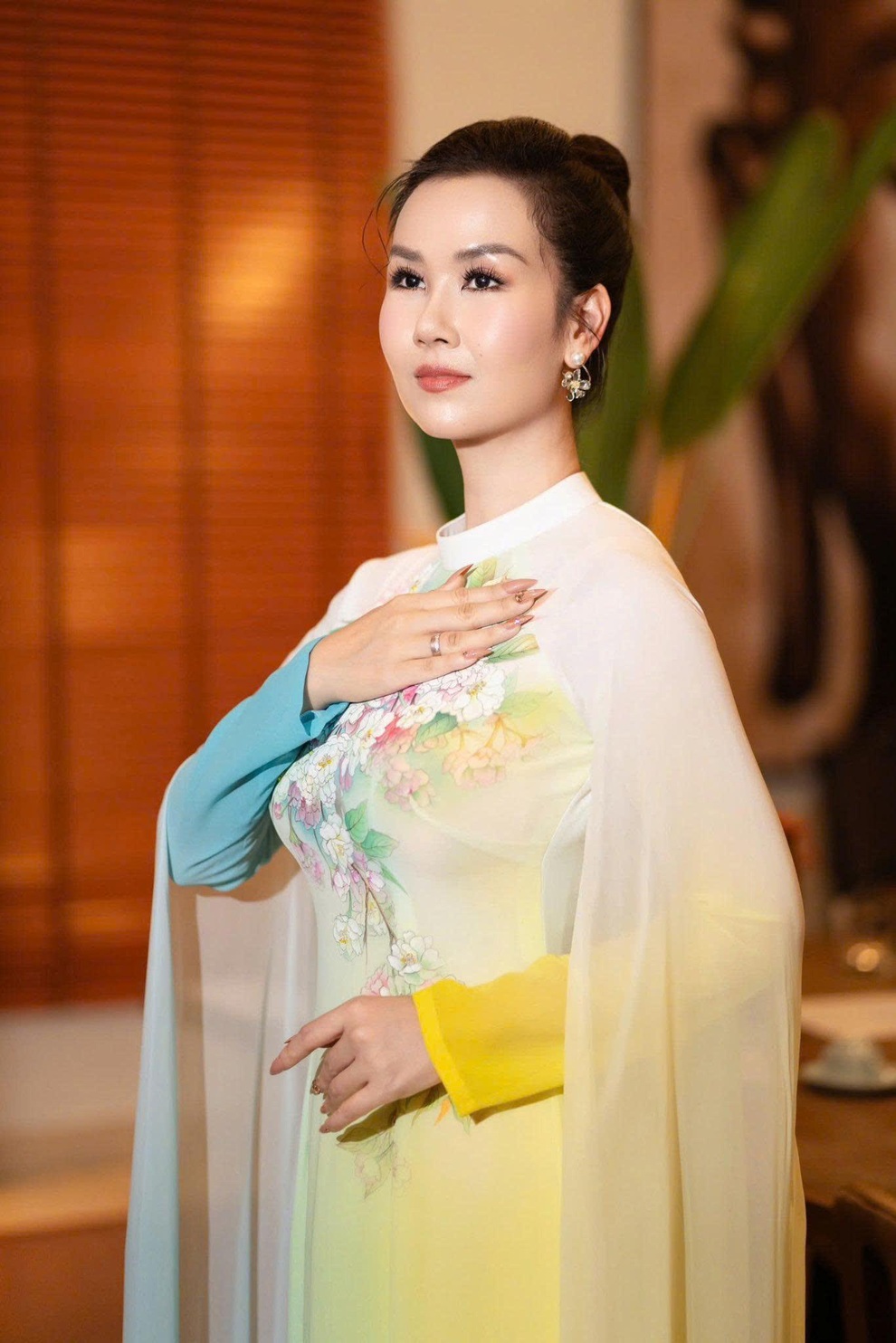 Hương Tràm tự hào góp tiếng hát tôn vinh những người làm báo - 2 Hương Tràm tự hào góp tiếng hát tôn vinh những người làm báo - 2