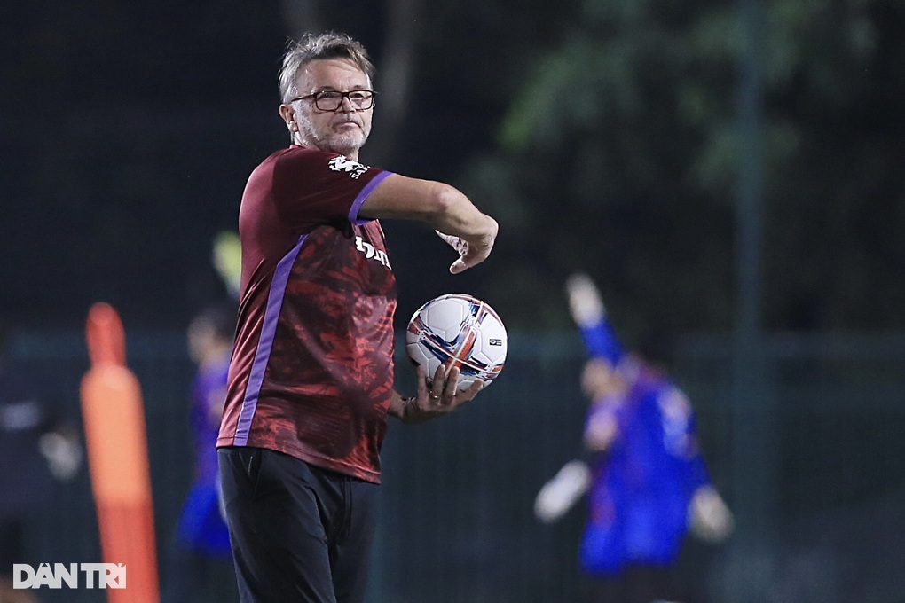 HLV Troussier tạm chia tay tuyển Việt Nam, về Pháp nghỉ lễ Giáng sinh - 1