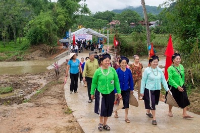 Niềm vui vỡ òa ngày khánh thành cây cầu "mơ ước" và 13 ngôi nhà Nhân ái