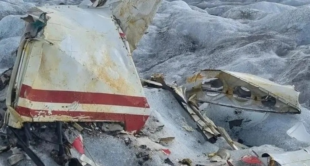 Xác máy bay và thi thể người lộ dưới lớp băng tan, giải đáp bí ẩn 50 năm - 2 Xác máy bay và thi thể người lộ dưới lớp băng tan, giải đáp bí ẩn 50 năm - 2